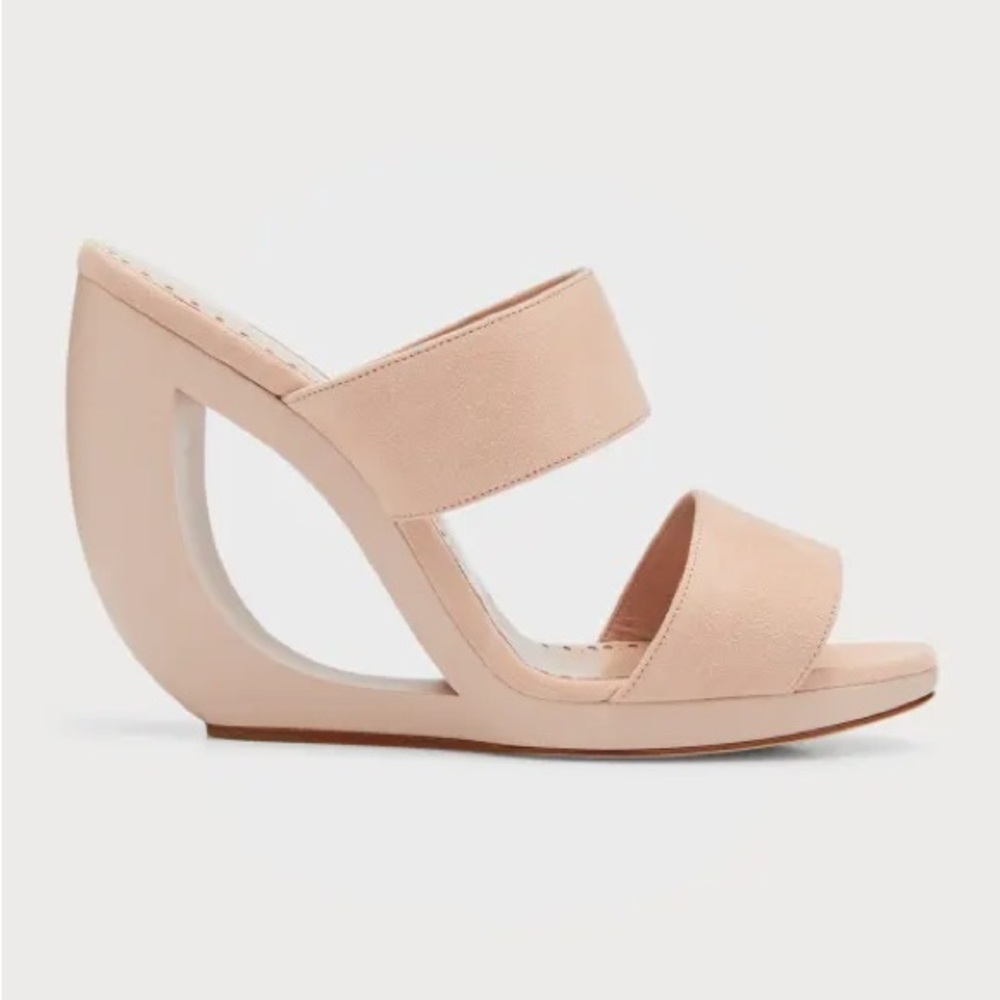 Manolo Blahnik
Welli Oscar Sculptural Mule Sandals EU 40 
US 9 Made in Italy!